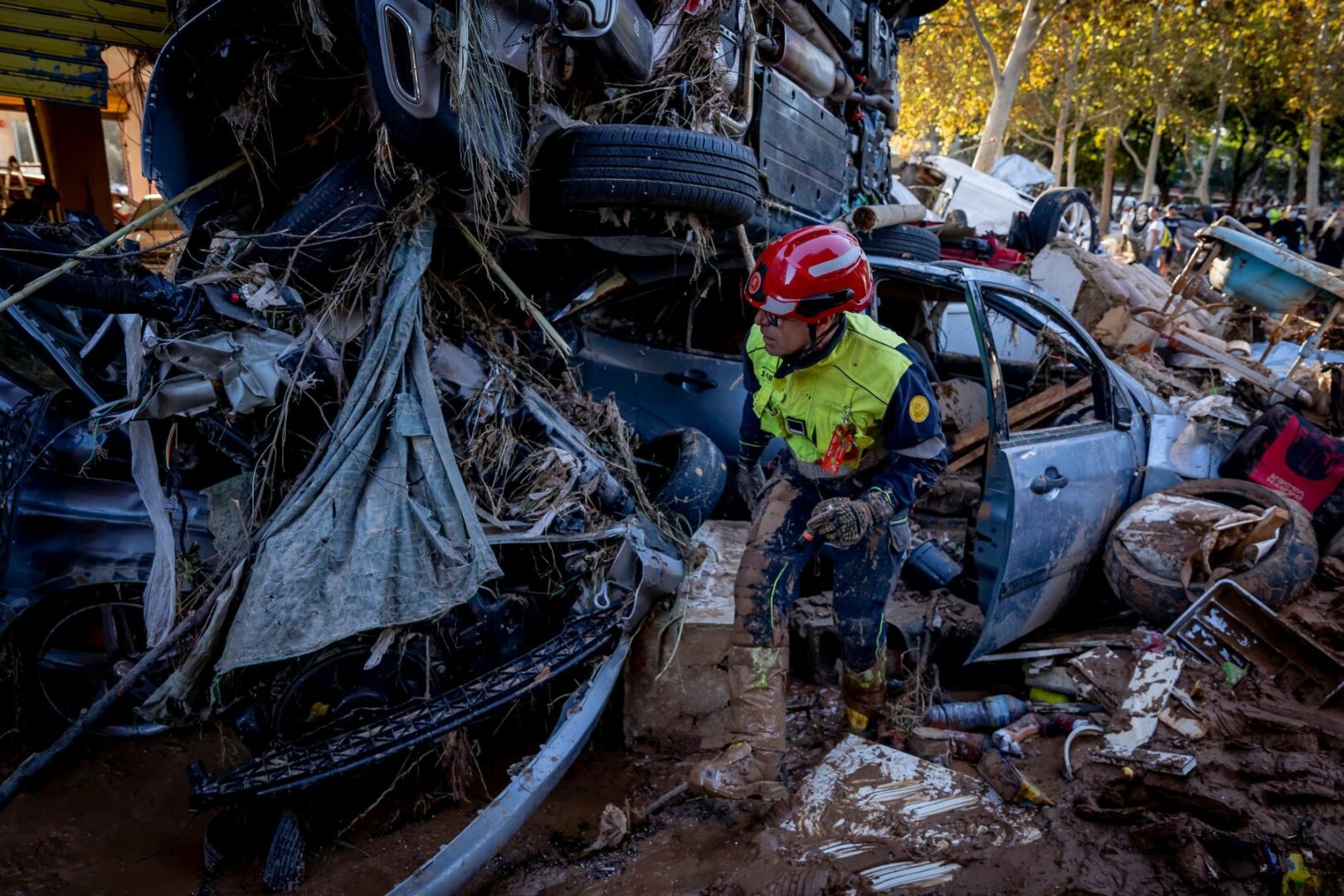 Alluvione Valencia, si scava in parcheggio-trappola sommerso dal fango